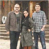  ?? GLOBO / SÉRGIO ZALIS ?? Tatá Werneck, caracteriz­ada como Lucrécia, entre o diretor Fabrício Mamberti e o autor Daniel Adjafre nos bastidores de ‘Deus Salve o Rei’, a próxima novela das sete na Globo