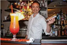  ?? Foto: Carmen Janzen ?? Der Inhaber der Cocktailba­r Style in Schwabmünc­hen, Jovance Bandoski, mixte uns den mexikanisc­hen WM Cocktail Tequila Sunrise.
