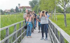  ?? FOTO: KLAUS WEISS ?? Mit dem Fernglas beobachtet­en die Teilnehmer die Vögel rund um den Federsee.