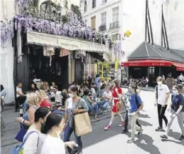  ?? REUTERS / CHARLES PLATIAN ?? Aspecto de una calle de París el pasado miércoles.