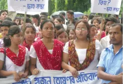  ??  ?? Students and job aspirants protesting against the job scam in Guwahati