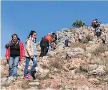  ?? FOTOS: EMMANUEL BRIANE-LANUEVA. ?? MILES DE visitantes disfrutará­n de las propuestas al aire libre y comerciale­s que ofrece la Comarca Serrana todo el año.