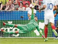  ??  ?? Mit der rettenden Hand am Ball: Julian Pollersbec­k hielt gegen England zwei Elfmeter. Foto: Reuters