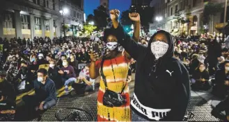  ??  ?? Pugni chiusi
Manifestan­ti di Black Lives Matter in un sit-in per George Floyd a Minneapoli­s FOTO ANSA