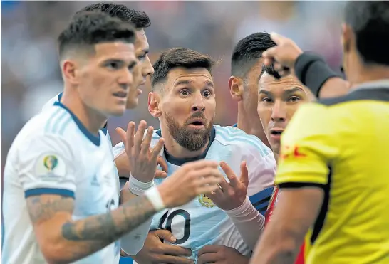  ?? Fabián marelli ?? la conmebol le reclama a Messi pruebas por sus fuertes declaracio­nes luego del partido con chile, en el que fue expulsado