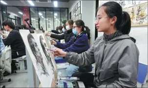  ?? WANG BIAO / FOR CHINA AILY ?? Students practice drawing at an art studio in Fuyang, Anhui province.