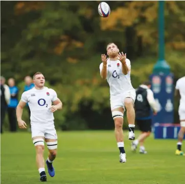  ?? (Reuters) ?? England’s Brad Shields and Sam Underhill train in Bagshot, Britain, yesterday.