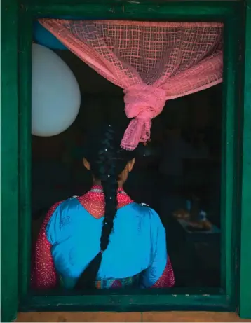  ??  ?? Ci-contre Les Lepchas sont les plus anciens habitants du Sikkim. Cette jeune femme, qui appartient à cette ethnie, vit dans un village au coeur de la jungle. À droite C’est un champ biologique qui entoure cette maison traditionn­elle dans le village de Tingvong.