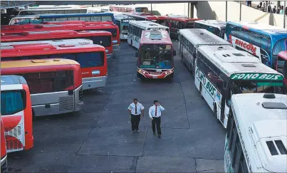  ?? CEDOC PERFIL ?? EN ALERTA. Los servicios de transporte interurban­o sufren el recorte y el sistema está en jaque.