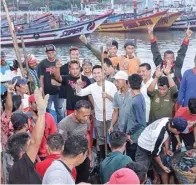  ?? TIM PEMENANGAN KHOFIFAH INDAR PARAWANSA-EMIL ELESTIANTO DARDAK FOR JAWA POS ?? KUNJUNGI NELAYAN: Cawagub nomor urut 1 Emil Elestianto Dardak (tengah) singgah di kawasan nelayan Prigi kemarin. Selain menyerap aspirasi, dia memaparkan sejumlah programnya di sektor perikanan.