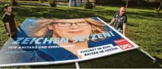  ?? Foto: Karl-Josef Hildenbran­d, dpa ?? Helfer bauen ein Wahlplakat der SPD ab, die nach der Wahl am Sonntag sprichwört­lich am Boden liegt.