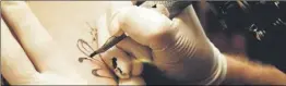  ?? (Photo Rina Uzan) ?? Méfiez-vous des tatoueurs amateurs, qui trichent avec le colorant organique ajouté au henné.