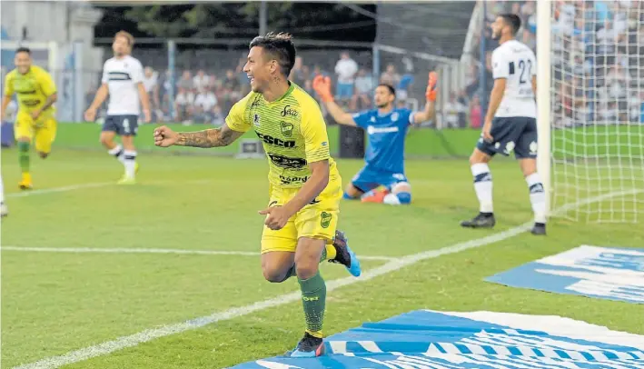  ?? FOTOBAIRES ?? La cuota de suerte necesaria. Domingo Blanco grita el gol del triunfo. Llegó tras un desborde suyo y un rebote en Guanini. Martin Arias no puede creer lo que pasó.