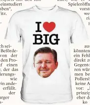  ??  ?? Mit „I love Big Titz“-Shirts hilft der HSV-Coach Rheumakind­ern.