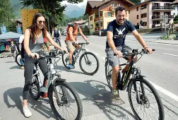  ?? (Foto Cavicchi) ?? Sorridenti Il leader della Lega Matteo Salvini e la fidanzata Francesca Verdini in bici a Pinzolo