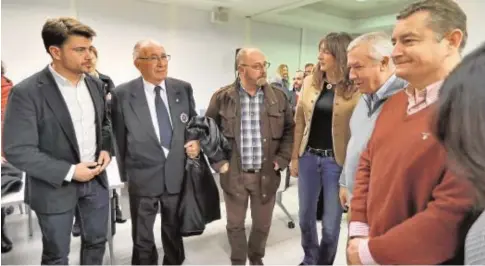  ?? J. M. SERRANO ?? Antonio Sanz y Javier Arenas acudieron ayer al comité terrorial del PP de Sevilla