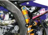  ??  ?? Fini le Kayaba, l’amortisseu­r est un Öhlins TTX Flow doté du nouveau système externe de réglage de la compressio­n rapide à la bombonne.