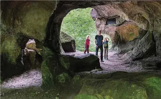  ?? Foto: Gerry Huberty /LW-Archiv ?? Höhlen, Klüfte und Felswände: Das Müllerthal hat Dutzende geologisch­e Sehenswürd­igkeiten zu bieten.