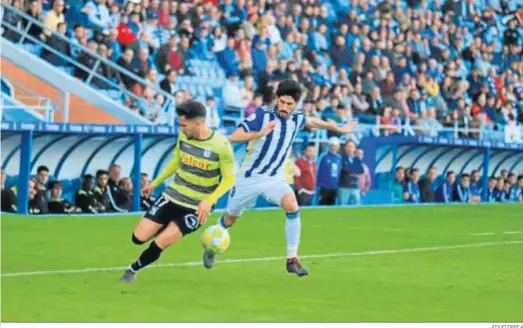  ?? JOSUÉCORRE­A ?? José Carlos, durante uno de los partidos con el Recreativo en la última temporada.