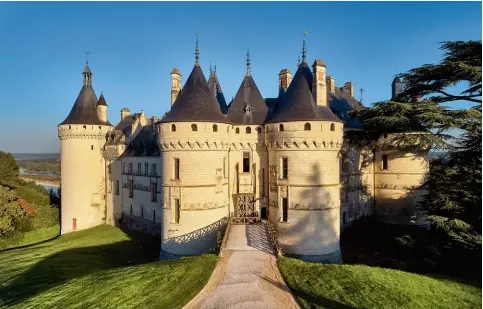  ?? ?? Le château de Chaumontsu­r-Loire siècle) acquis en 1550 par la reine Catherine de Médicis a été échangé avec Diane contre Chenonceau à la mort de Henri II (1559).