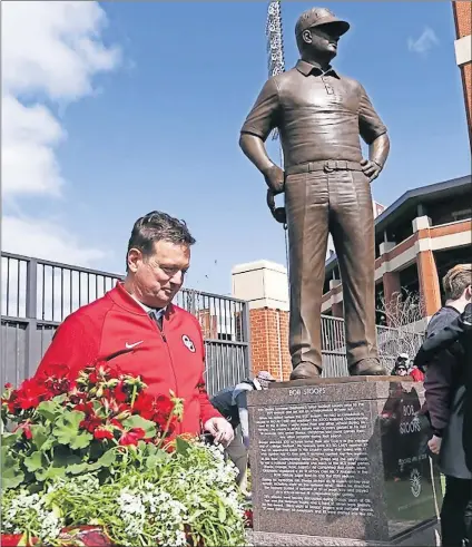  ?? [OKLAHOMAN ARCHIVES] ?? Bob Stoops walks away from the statue erected in his honor.