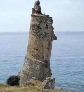  ?? ?? Nur noch einen Windstoß von der Schwarzen Liste entfernt: Der Torre de Miel in Nerja. Hunderte wie ihn gibt es in Spanien.