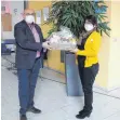  ?? FOTO: KLINIK ELLWANGEN ?? Symbolisch überreicht­e Standortle­iter Berthold Vaas einen Geschenkko­rb an die Leiterin des Empfangs Doris Abele, die ihr 40-jähriges Jubiläum feiern konnte.