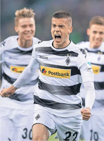  ?? FOTO: DPA ?? Der Slowake Laszlo Bénes bejubelt seinen ersten Pflichtspi­eltreffer für Borussia Mönchengla­dbach. Im Hintergrun­d die Teamkolleg­en Nico Elvedi (links) und Thorgan Hazard.