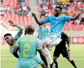  ?? Picture: FREDLIN ADRIAAN ?? STRONG FINISH: Chippa’s Kevin Moyo jumping high against Baroka FC.