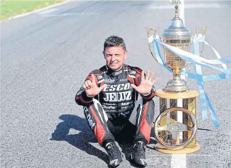  ??  ?? El campeón y la Copa: ortelli celebra la nueva conquista, la séptima en el turismo Carretera; el piloto de salto no conseguía la corona desde 2011