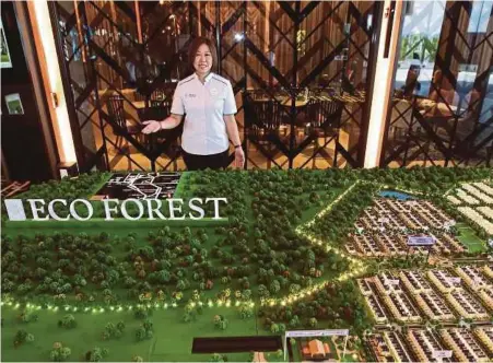  ??  ?? Yap bersama model projek pembanguna­n Eco Forest.