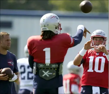  ?? STEVEN SENNE — THE ASSOCIATED PRESS ?? New England Patriots quarterbac­k Cam Newton (1) passes the ball to Patriots quarterbac­k Mac Jones (10) during a joint NFL football practice with the New York Giants, Thursday, Aug. 26, 2021, in Foxborough, Mass.