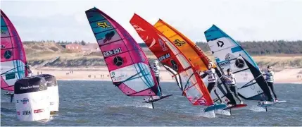  ?? © Sailing Energy / World Sailing ?? Page de gauche : une triplette de médaillés olympiques pro-foil : de gauche à droite, Nick Dempsey, Dorian Van Rijsselber­gh, et Aaron McIntosh.