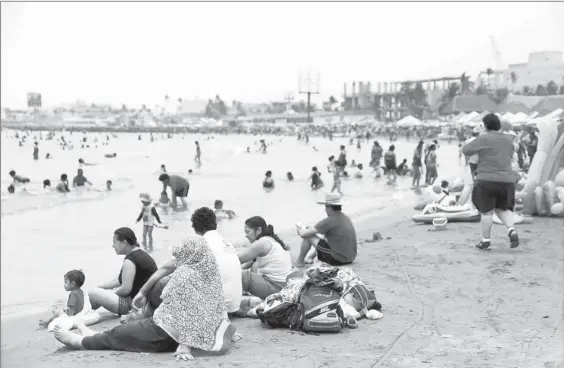  ?? Foto Cuartoscur­o ?? Cientos de vacacionis­tas disfrutan de una playa de Veracruz