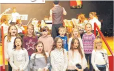  ?? FOTO: KLAUS FLAD ?? Bei der Weihnachts­feier des Musikverei­ns Dürbheim sangen die jüngsten Mitglieder als „Dürbheimer Hurra-Singers“zu den Klängen der Jugendkape­lle das Kinderlied­er-Medley „Hurra Hurra“und landeten damit einen Volltreffe­r in die Herzen der Besucher.