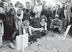  ?? REUTERS ?? Funeral de los dos hermanos israelíes en un cementerio de Jerusalén