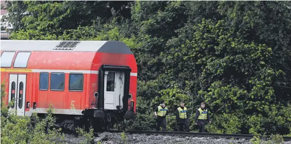  ?? FOTO: ANGELIKA WARMUTH/DPA ?? Vier Tage nach dem schweren Zugunglück bei Garmisch-Partenkirc­hen mit fünf Toten und vielen Verletzten ist die wichtigste Frage noch ungeklärt: Wie konnte es dazu kommen, dass ein Regionalex­press plötzlich entgleiste?