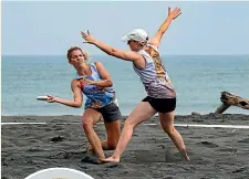  ?? PHOTOS: BRODY DOLAN/STUFF ?? Blue team member Beth Williams attempts to get the frisbee around a strong defence from Christina Darney.