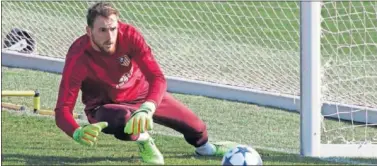  ??  ?? DE VUELTA. Oblak, ayer en el entrenamie­nto del Atlético, haciendo portería con absoluta normalidad.