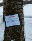  ?? Foto: Zissler ?? Die Stadt warnt jetzt mit Plakaten vor der dünnen Eisschicht.