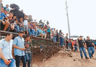  ??  ?? Así es el ambiente que se respira en la nueva pista de motocrós en Chalchuapa, Santa Ana, recomendab­le para los amantes del deporte motorizado.