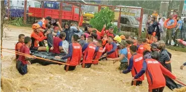  ?? ?? Coast Guard personnel rescued stranded residents from floods in Cagayan De Oro City.