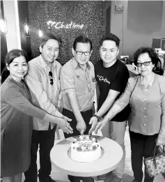  ??  ?? Lee (centre) together with Alan Lee (second right) and family members cutting a cake to mark the opening of the first Taiwanese franchise teahouse chain, Chatime in Miri.