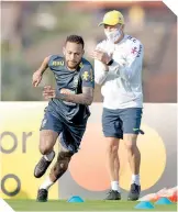  ?? FOTO: EFE ?? Neymar arribó el lunes, en helicópter­o, a la concentrac­ión de la Canarinha. /