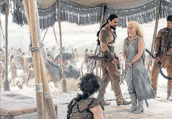  ??  ?? Daenerys Targaryen (Emilia Clarke) se reencuentr­a con una comunidad Dorthraki y, como se puede ver, está en apuros