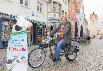  ?? FOTO: TOBIAS SCHUMACHER ?? Jürgen Bahro auf „Sir Mortimer“vor der Buchhandlu­ng Mayer und dem Irish Pub in Isny, von wo aus er am Sonntag zur großen Bodensee-Tour aufbrechen möchte.