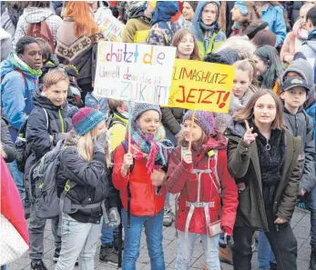  ?? FOTO: FLORIAN PEKING ?? Schülerdem­os, wie hier in Ravensburg, gehören in vielen Städten des Landes zum Alltag an Freitagen.