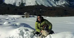  ??  ?? Appassiona­to Luca Regolini assieme al suo cane in montagna