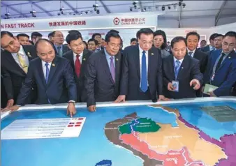  ?? LI TAO / XINHUA ?? Premier Li Keqiang visits an exhibition on cooperatio­n between Lancang-Mekong countries in Phnom Penh, Cambodia, on Wednesday, together with leaders from Thailand, Vietnam, Laos, Cambodia and Myanmar.