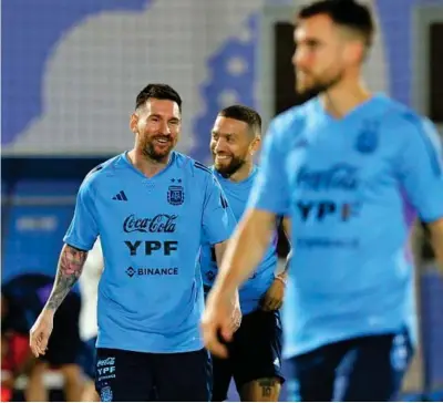  ?? TWITTER FIRMA ?? SONRÍE ARGENTINA
Ayer se vio a un Leo Messi sonriente que despejó todas las dudas respecto a los problemas físicos que le impidieron ejercitars­e viernes y sábado.
